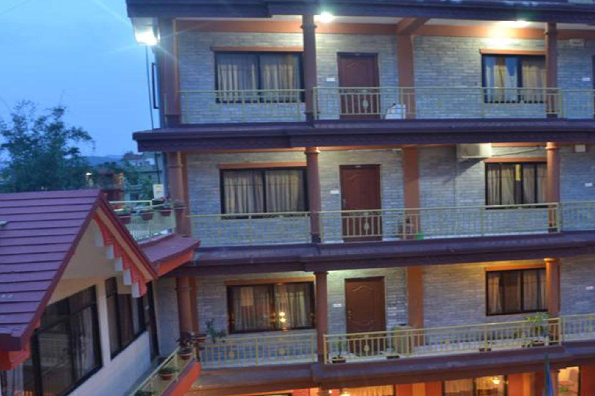 Golden Gate Hotel Pokhara Exterior foto
