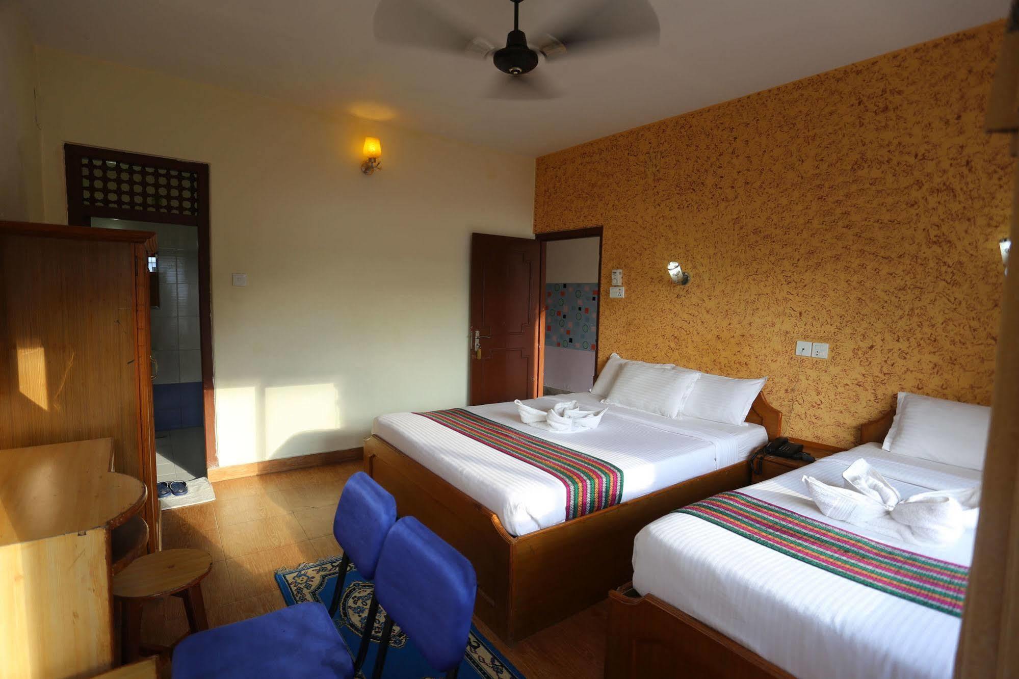 Golden Gate Hotel Pokhara Exterior foto