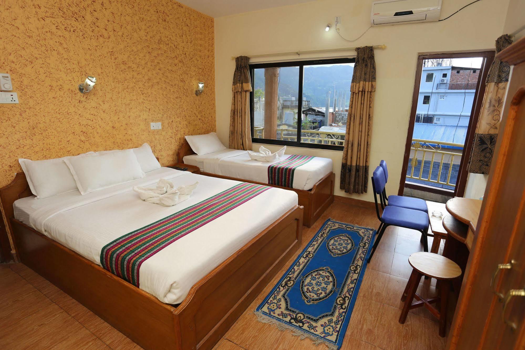 Golden Gate Hotel Pokhara Exterior foto