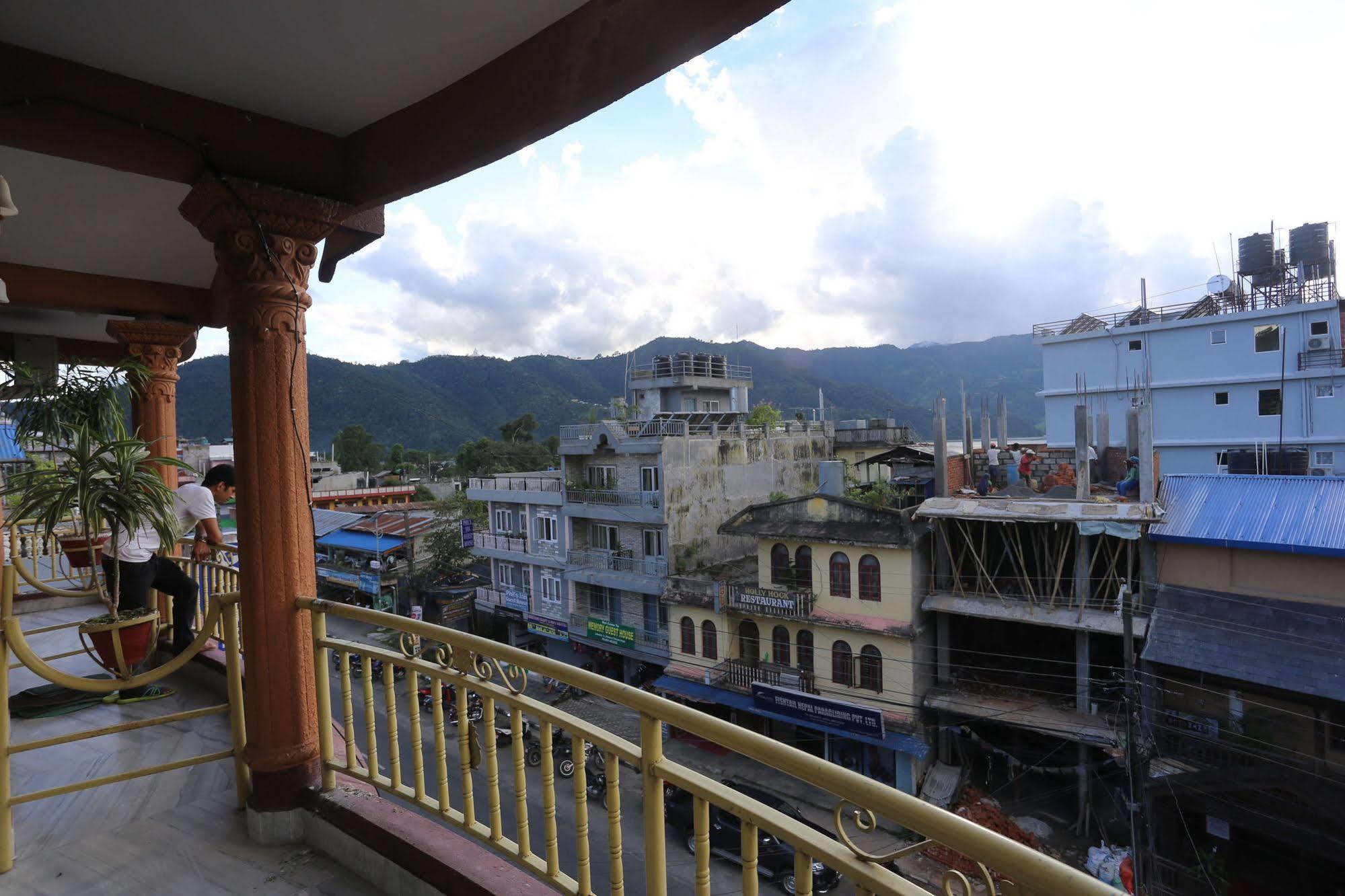 Golden Gate Hotel Pokhara Exterior foto