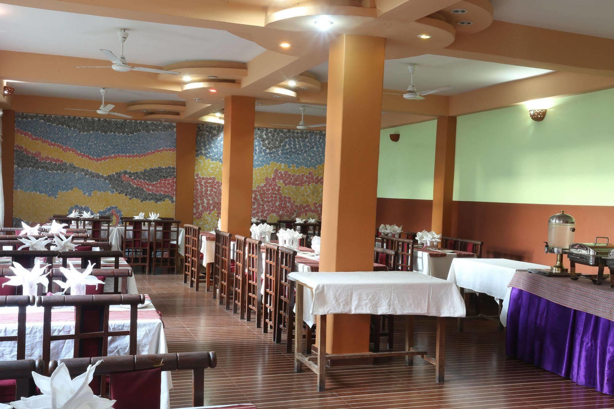 Golden Gate Hotel Pokhara Exterior foto